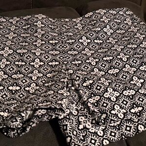 Banana Republic Shorts women size 6 geometric black & white pattern